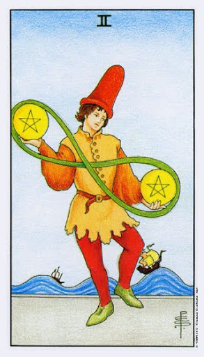Lá Two of Pentacles
